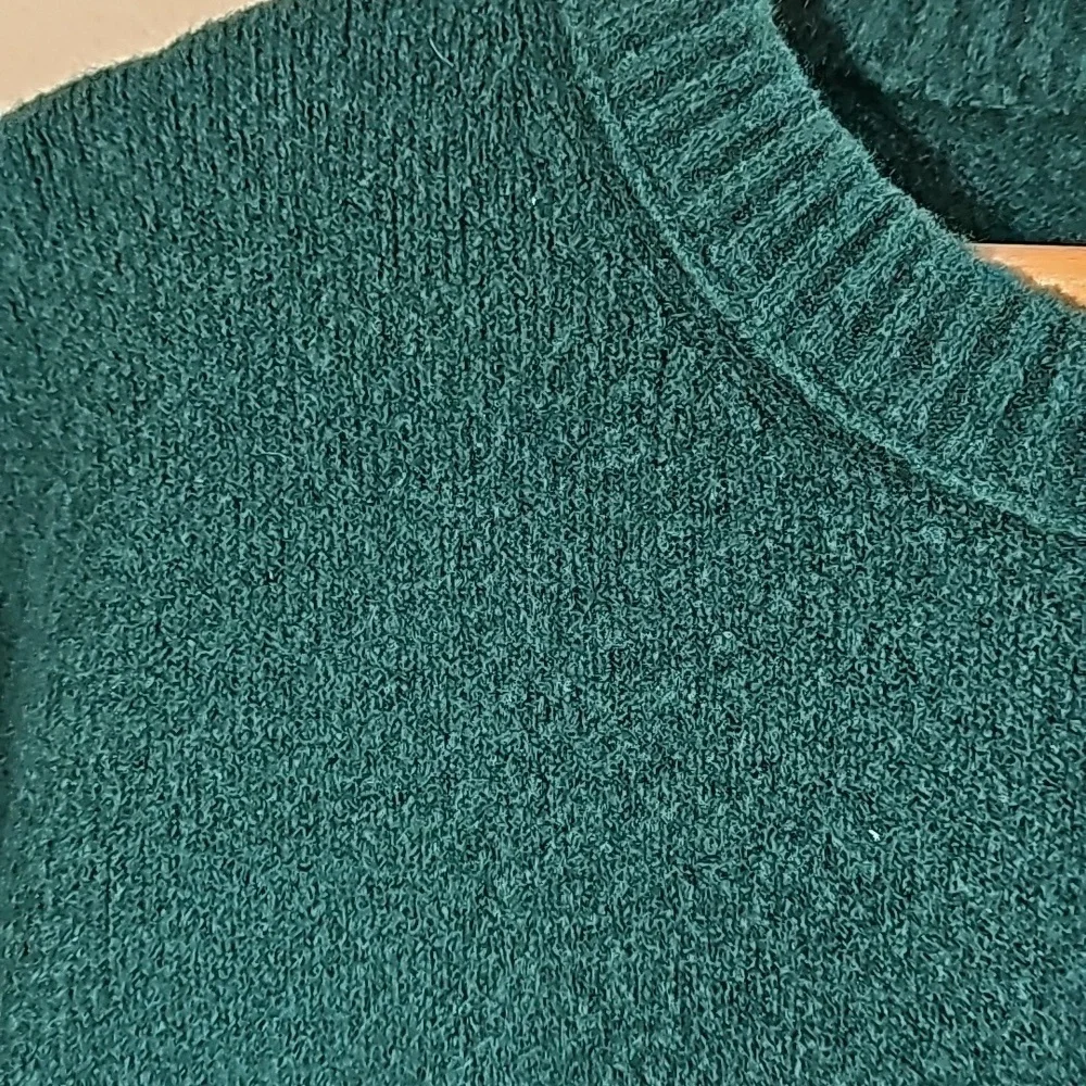 J. CREW EMERALD GREEN CREW NECK SWEATER